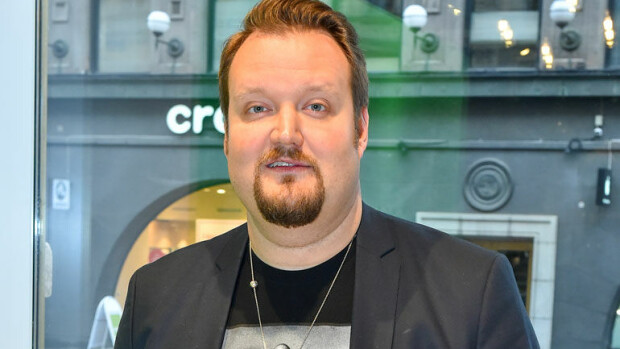 Eronnut suosikkikoomikko Sami Hedberg tuulettui terassilla: ”Naisia jonoksi asti” - kuva! Sami Hedberg viihtyi terassilla.