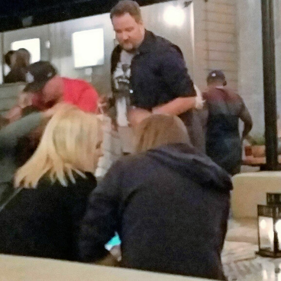 Eronnut suosikkikoomikko Sami Hedberg tuulettui terassilla: ”Naisia jonoksi asti” - kuva! Sami Hedberg viihtyi terassilla.