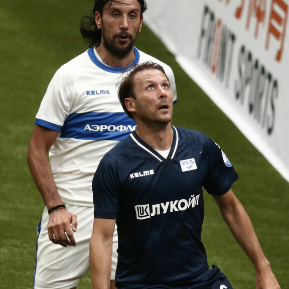 Gaizka Mendieta (edessä) laukoi ottelussa hattutempun. Mendietaa kuvassa varjostaa Cristian Zaccardo. Gaizka Mendieta (edessä) laukoi ottelussa hattutempun. Takana Cristian Zaccardo.