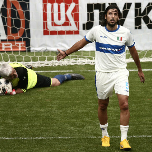 Italian joukkue ei pärjännyt All Stars -joukkueelle. Kuvassa All Stars -joukkueen maalivahti Antonios Nikopolidis ja Italian Cristian Zaccardo. Italian joukkue ei pärjännyt All Stars -joukkueelle. Kuvassa All Stars -joukkueen maalivahti Antonios Nikopolidis ja Italian Cristian Zaccardo.