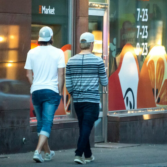 Ex-seurakaverit Mikael Granlund ja Erik Haula lähtivät ravintolasta yhdessä kävellen. Ex-seurakaverit Mikael Granlund ja Erik Haula lähtivät ravintolasta yhdessä kävellen.