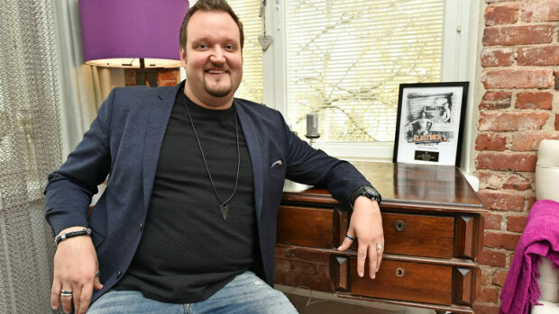 Sami Hedbergin asumiskuviot menivät eron takia täysin uusiksi paljastaa: Pyörin äitini ja kavereiden nurkissa! Sami Hedberg on ilman asuntoa.