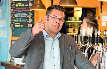 Tutkintavankeudesta vapautunut Ilja Janitskin äityi ryyppäämään Andy McCoyn kanssa – katso yhteiskuva kosteasta känni-illasta!