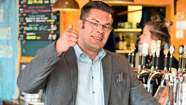 Tutkintavankeudesta vapautunut Ilja Janitskin äityi ryyppäämään Andy McCoyn kanssa – katso yhteiskuva kosteasta känni-illasta! Ilja Janitskin juhli vapautumistaan.