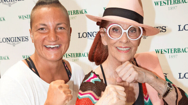 Aira Samulin onnitteli nyrkkeilymestari Elina Gustafssonia – kertoi huikeaa tarinaa legendaarisesta kovanyrkistä: ”Isäni veli iski siellä olympiakultaa!” Elina Gustafsson sai Aira Samulinilta runsaasti kehuja kultaisesta saavutuksestaan nyrkkeilyn EM-kisoissa.