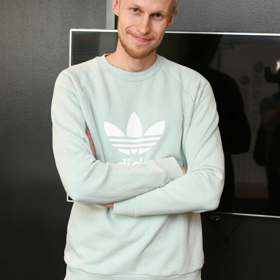 – Nuoret eivät enää katso telkkaria. Minullakaan ei enää ole telkkari seinässä kiinni, Roni kertoo. – Nuoret eivät enää katso telkkaria. Minullakaan ei enää ole telkkari seinässä kiinni, Roni kertoo.