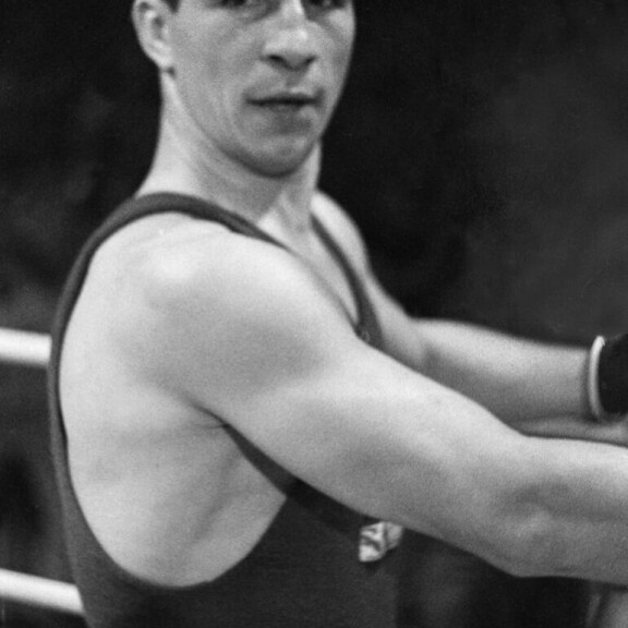 Nyrkkeilyn olympiavoittaja Sten Suvio (1911-1988) oli Aira Samulin sukulaismies. Nyrkkeilyn olympiavoittaja Sten Suvio (1911-1988) on Aira Samulin sukulaismies.