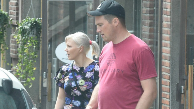 Paparazzikuvat Vappu Pimiän muutosta ökykotiin - Teemu-rakas hotki leivosta, muuttolaatikko täynnä Seiskoja! Vappu Pimiä ja Teemu Huuhtanen muuttivat uuteen asuntoon.