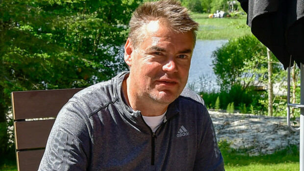 Kiekkolegenda Raimo Helminen kertoo elämästään suurenmoisessa lomakeitaassa: ”Tämä mökki on henkireikäni” - kuva! Raimo Helminen rentoutuu kesämökillään.