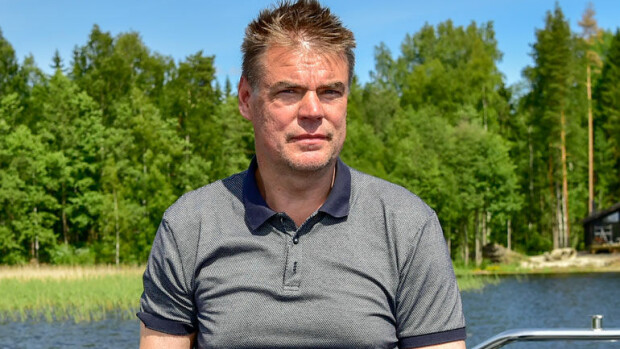 Tässä on jääkiekkolegenda Raimo Helmisen hulppea kesämökki: laiturissa 50 000 euron vene – kuvat! Raimo Helminen esitteli Seiskalle veneensä ja mökkinsä.