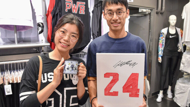Kiinalaisturisteilla kävi mieletön munkki! Yuqiao ja Yifan saivat muumimukiin Lauri Markkasen nimmarin – 'Hänestä saattaa tulla seuraava Michael Jordan” Yuqiao Cenin ja Yifan Xien iloitsivat Lauri Markkasen tapaamisesta.