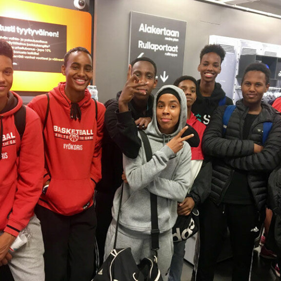 Musab, Fardowsa, Farhia ja kumppanit olivat fiiliksissä Susijengin NBA-tähden näkemisestä. 'Me ollaan Yökoris-crew ja me tultiin kattoo Lauria!' − Se jätkä on ihan huippupelaaja! Helsingin NMKY:n Yökoriksen nouseva kyky Musab huudahti Seiskalle.  − Hänestä saa inspiraatiota, samaan seurueeseen kuuluneet Fardowsa ja Farhia tuumivat.  − Olisi siistiä päästä joskus Chicagoon katsomaan hänen matsejaan.