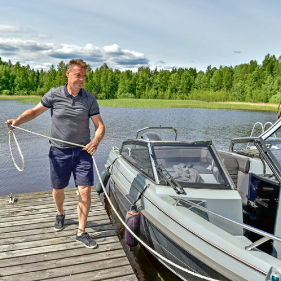 Kokenut veneilijä nauttii Näsijärven maisemista 6,5-metrisen Yamarin Cross 64:n kyydissä. Uutena venonen maksaa noin 50 000 euroa. Kokenut veneilijä nauttii Näsijärven maisemista 6,5-metrisen Yamarin Cross 64:n kyydissä. Uutena venonen maksaa noin 50 000 euroa.