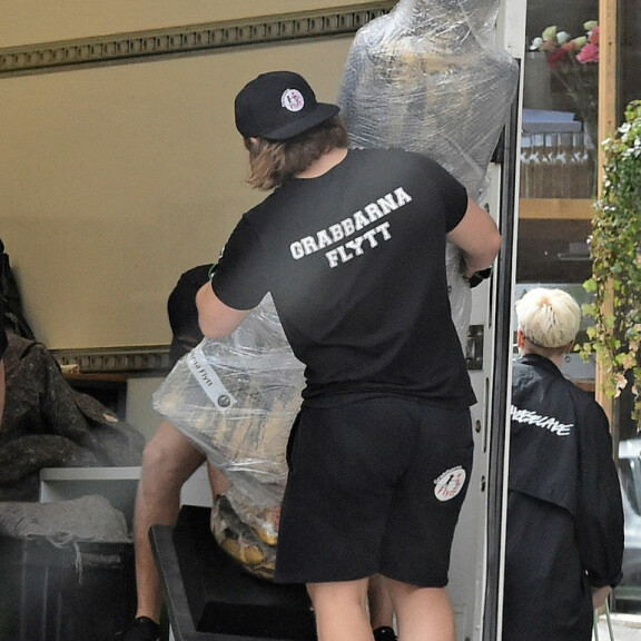 Iso, mystinen patsas herätti kadulla mielenkiintoa. Iso, mystinen patsas herätti kadulla mielenkiintoa.