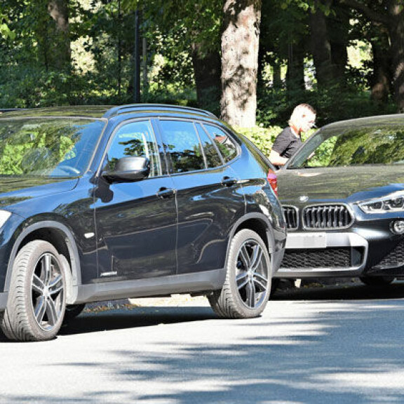 Laulajakaunotar oli jättänyt oman BMW:nsä Samulin BMW:n taakse. Laulajakaunotar oli jättänyt oman BMW:nsä Samulin BMW:n taakse.