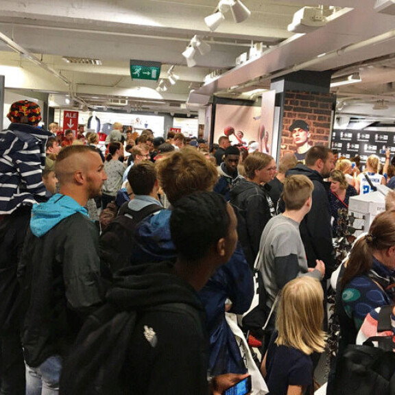 Helsingin Forumin Stadiumiin pakkautunut ihmismassa ulottui myymälän peräseinältä ulko-oville asti. Helsingin Forumin Stadiumiin pakkautunut ihmismassa ulottui myymälän peräseinältä ulko-oville asti.