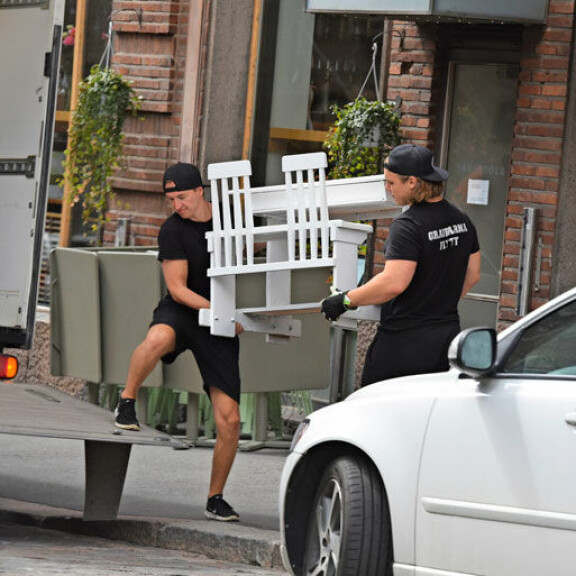 Perheen lapsilla on hauska, kahdenistuttava kirjoituspöytä. Perheen lapsilla on hauska, kahdenistuttava kirjoituspöytä.