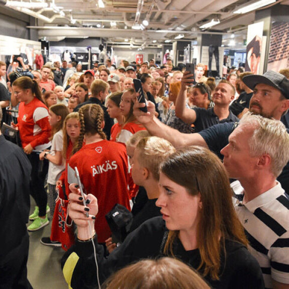 Kaj Kunnas hämmästyi Lauri Markkasen fanitapaamisesta – ”On tämä huikeaa!” Lauri Markkanen Helsingin Forumin Stadiumissa.