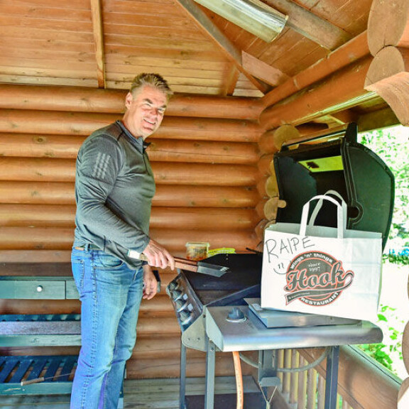 Mökillä Raipe viihtyy grillin äärellä. – Lihaa tulee grillailtua, kala-allerginen kiekkomies virnistää. Tällä kertaa grillailuun ei ollut tarvetta, sillä pöydän koristivat kanansiivistään tunnetun ravintola Hookin purtavat. Mökillä Raipe viihtyy grillin äärellä. – Lihaa tulee grillailtua, kala-allerginen kiekkomies virnistää. Tällä kertaa grillailuun ei ollut tarvetta, sillä pöydän koristivat kanansiivistään tunnetun ravintola Hookin purtavat.