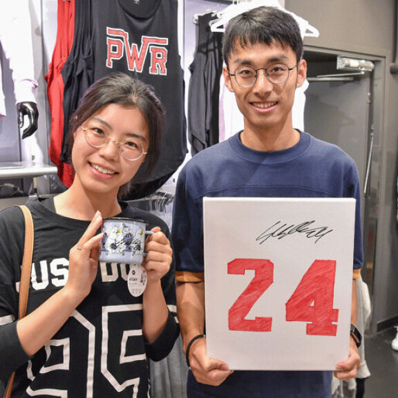 Yuqiao Cenin ja Yifan Xien iloitsivat Lauri Markkasen tapaamisesta. Yuqiao Cenin ja Yifan Xien iloitsivat Lauri Markkasen tapaamisesta.