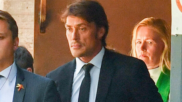 Teemu Selänne saattoi Liisa-äitinsä haudan lepoon – liikuttava kuvakooste surullisesta päivästä! Teemu Selänne saattoi äitinsä hautaan.