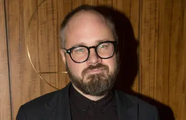Tuomas Enbuske julkaisi vilpittömän kuvan tv-uransa alusta: ”Internettini meni rikki tämän kuvan kamaluudesta” - katso!