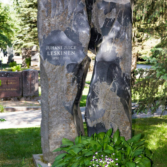 Tässä on Juice Leskisen upea viimeinen leposija: komea hautapaasi sammaloituu – kuva! Juice Leskisen hauta.