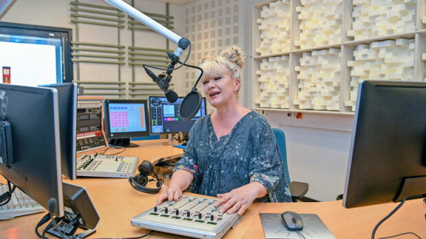 Yleisradion legenda Tarja Närhi vetää kolmea musiikkiohjelmaa: Ammattini pilaa nautinnon! Tarja Närhi työskentelee Yleisradiossa.