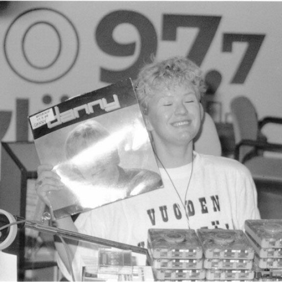 1980-luvun lopulla Tarja työskenteli Radio Jyväskylässä. Hän uskoo yhä iskelmän voimaan. – Musiikin saralla on aina aaltoliikettä. Meidän kuuluukin muuttua. 1980-luvun lopulla Tarja työskenteli Radio Jyväskylässä. Hän uskoo yhä iskelmän voimaan. – Musiikin saralla on aina aaltoliikettä. Meidän kuuluukin muuttua.