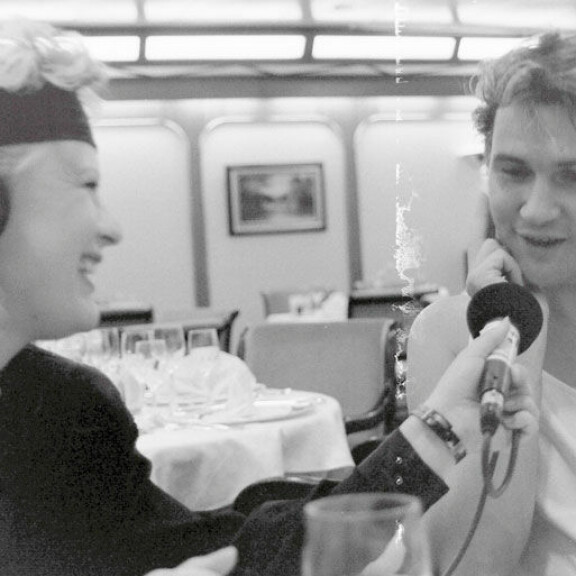 Tarja on haastatellut satoja suomalaisia musiikintekijöitä. Mukaan on mahtunut myös kansainvälisiä tähtiä. Tässä kuvassa Tarja haastattelee euroviisuvoittaja Johnny Logania. Kuva on otettu vuonna 1990. Tarja on haastatellut satoja suomalaisia musiikintekijöitä. Mukaan on mahtunut myös kansainvälisiä tähtiä. Tässä kuvassa Tarja haastattelee euroviisuvoittaja Johnny Logania. Kuva on otettu vuonna 1990.