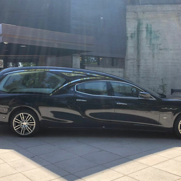 Liisa Selänne saatetaan viimeiselle matkalleen todellisella luksuskyydillä - kuvat majesteettisesta Maseratista! Liisa Selänteen hautajaiset