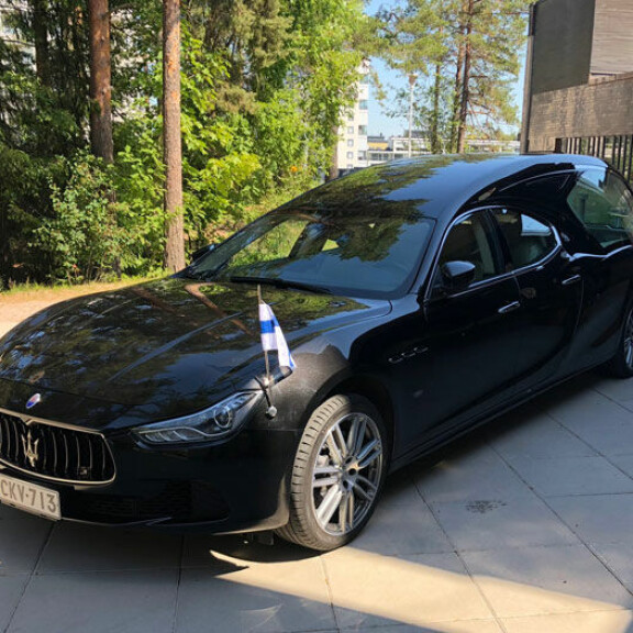Liisa Selänne saatetaan viimeiselle matkalleen todellisella luksuskyydillä - kuvat majesteettisesta Maseratista! Liisa Selänteen hautajaiset