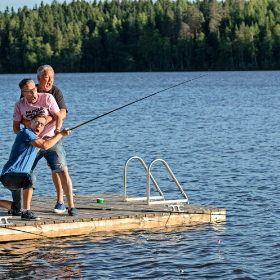 – Nyt nykii ja kovaa, Aarne, Kari ja Jussi innostuivat. Orkesterin pojista Jussi on kova kalamies ja tykkää myös kalaruuista. – Savustan siikaa omassa pöntössä. – Nyt nykii ja kovaa, Aarne, Kari ja Jussi innostuivat. Orkesterin pojista Jussi on kova kalamies ja tykkää myös kalaruuista. – Savustan siikaa omassa pöntössä.