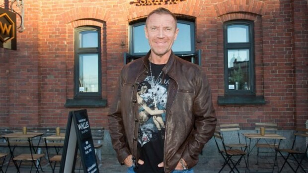 Renny Harlin juhlisti juhannusta julkaisemalla alastonkuvan - jösses, mitkä maisemat! Katso! Renny Harlin