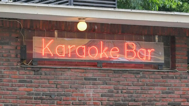 Näitä hittejä Helsinki hoilaa – yllätytkö karaokebiisien top 7 -listasta? Karaokelaulajat suosivat kotimaisia artisteja.