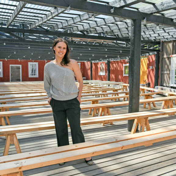 Tanssipaviljongissa on järjestetty konsertteja parina kesänä. – Tässä oli ennen perunapeltoa, Anne sanoo. Tanssipaviljongissa on järjestetty konsertteja parina kesänä. – Tässä oli ennen perunapeltoa, Anne sanoo.