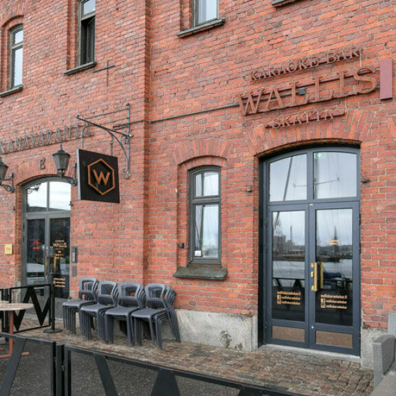 Tässä ovat Helsingin suosituimmat karaokepaikat: Homobaarissa soi Siltsu ja Paula! Wallis