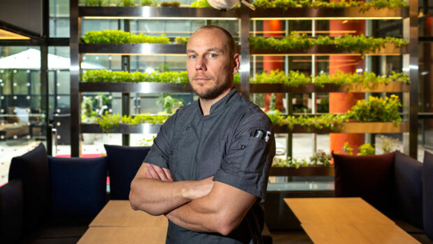Michelin-kokki Tommi Tuominen tekee 70-tuntista työviikkoa – ”En odota kompastuvani miljooniin!” Tommi Tuominen pyörittää useita ravintoloita.