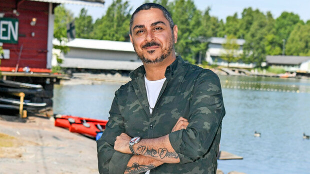 Tv-persoona Arman Alizad viettää kesälomansa kohudokumentista tutun Harley-Davidsonin selässä – kuvat! Arman Alizad esitteli moottoripyöränsä.