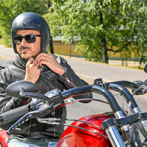 Käsintehty Harley-Davidson on joutunut odottamaan isäntäänsä pitkään tallissa. Käsintehty Harley-Davidson on joutunut odottamaan isäntäänsä pitkään tallissa.