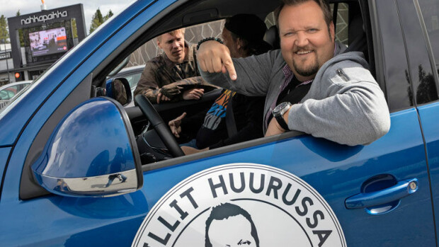 Uusi Grillit huurussa -juontaja Sami Hedbergin jättiannoksesta: ”Tuon kun syöt, lähtee henki!” Kuvat! Sami Hedberg luotsaa Grillit huurussa -ohjelmaa.