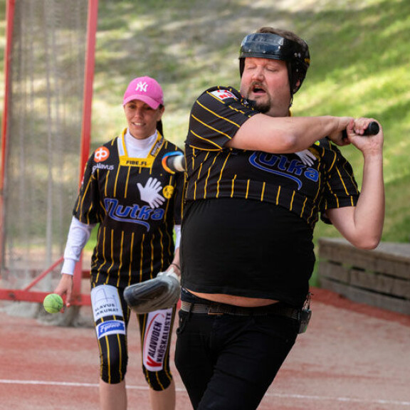 Sami Hedberg poltti kaloreita pesäpallokentällä. Sami Hedberg poltti kaloreita pesäpallokentällä.