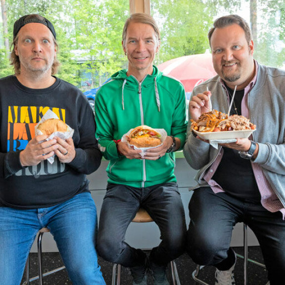– Kenellä on isoin, Sami leukaili Kim Sainiolle ja Ville Pusalle saatuaan Tuurin Grillillä eteensä jättikokoisen annoksen. – Kenellä on isoin, Sami leukaili Kim Sainiolle ja Ville Pusalle saatuaan Tuurin Grillillä eteensä jättikokoisen annoksen.