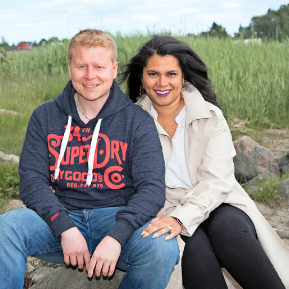 Sampo ja Minttu ovat seurustelleet jo kahdeksan vuotta ja ovat edelleen kuin vastarakastuneita. Sampo ja Minttu ovat seurustelleet jo kahdeksan vuotta ja ovat edelleen kuin vastarakastuneita.