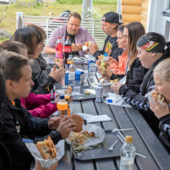 Treenien jälkeen Alavuden pesisnaisille maistuivat Samin loihtimat hampurilaiset. – Eikö olekin hyvää, Sami uteli pelaajilta syömisen lomassa. Treenien jälkeen Alavuden pesisnaisille maistuivat Samin loihtimat hampurilaiset. – Eikö olekin hyvää, Sami uteli pelaajilta syömisen lomassa.