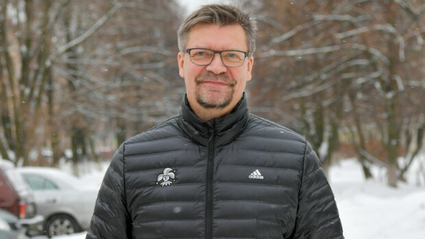 Jukka Jalonen valisti baarikansaa – mestarivalmentaja luennoi terassilla! Kuva! Jukka Jalonen luennoi terassilla.