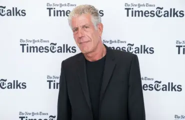 Anthony Bourdain tuhkattiin Ranskassa - tätä kappaletta naisystävä kuuntelee surressaan edesmennyttä rakastaan!
