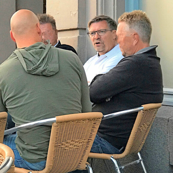Jukka Jalonen valisti baarikansaa – mestarivalmentaja luennoi terassilla! Kuva! Jukka Jalonen luennoi terassilla.