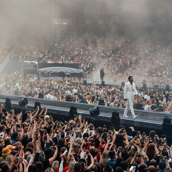 Beyoncén ja Jay-Z:n mammuttikiertue onkin floppi – tuhansia arvokkaita lippuja jaettiin ilmaiseksi parkkipaikalla! Jay-Z