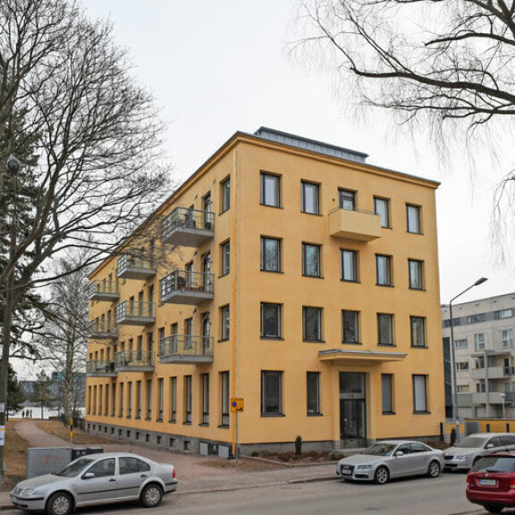 Pariskunnan entinen loft-asunto sijaitsee Helsingin Lauttasaaressa. Pariskunnan entinen loft-asunto sijaitsee Helsingin Lauttasaaressa.